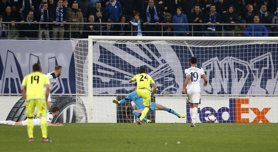 Phút 59, Perbet lập công sau pha kiến tạo của Miličević. Ảnh: Daily Mail.