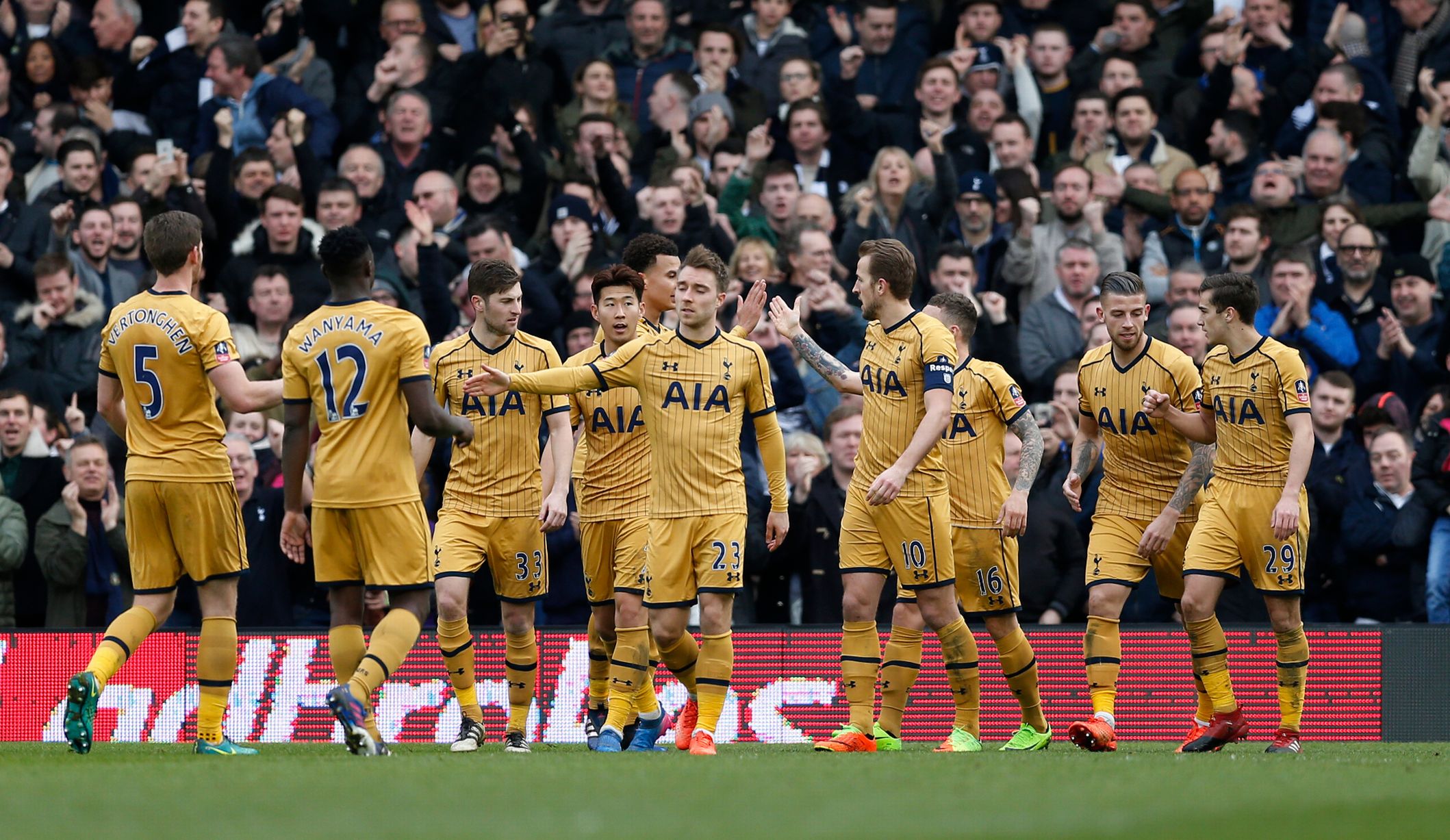 Tottenham kiểm soát hoàn toàn thế trận. Ảnh: Mirror.