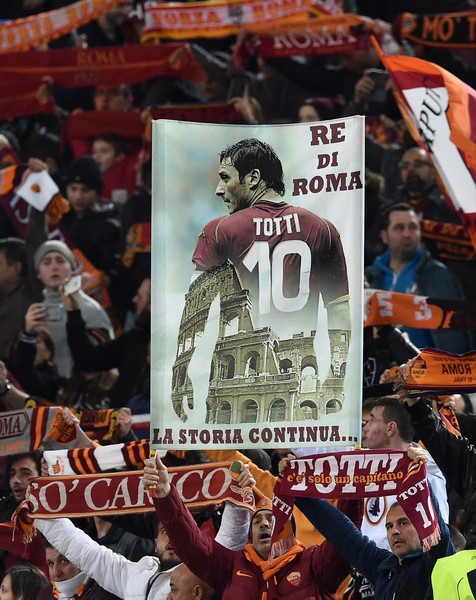 Các CĐV Roma kêu gọi Totti tiếp tục cống hiến trên khán đài.