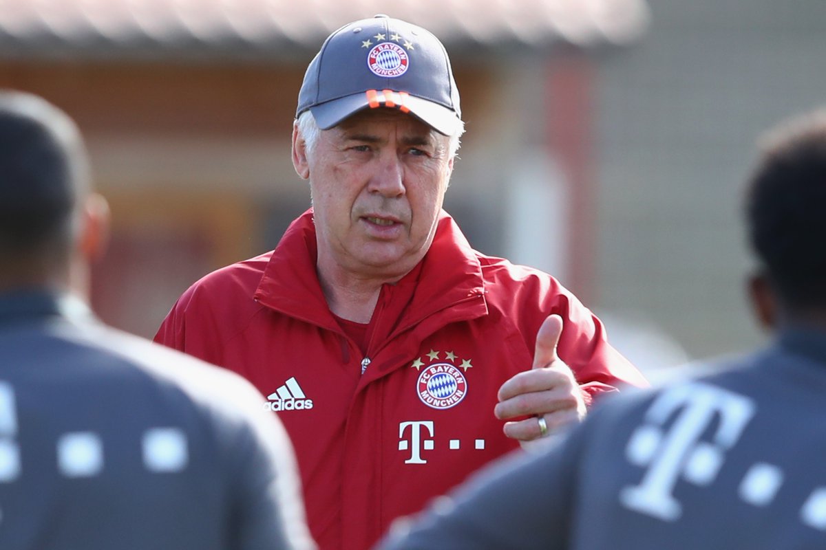 HLV Ancelotti trao đổi chiến thuật với các học trò.