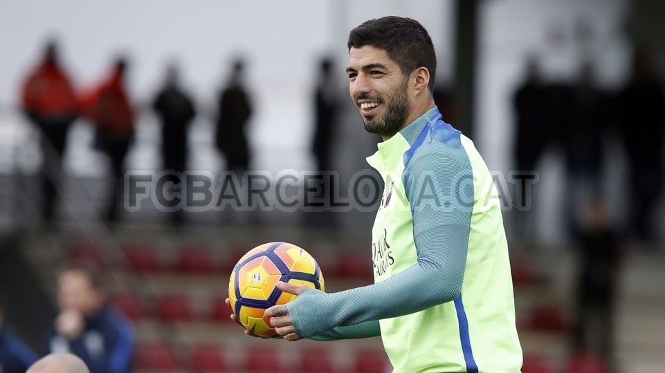 Luis Suarez tươi cười trong buổi tập.