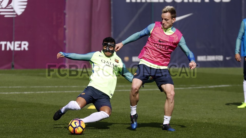 Rafinha và Rakitic tranh chấp rất quyết liệt.