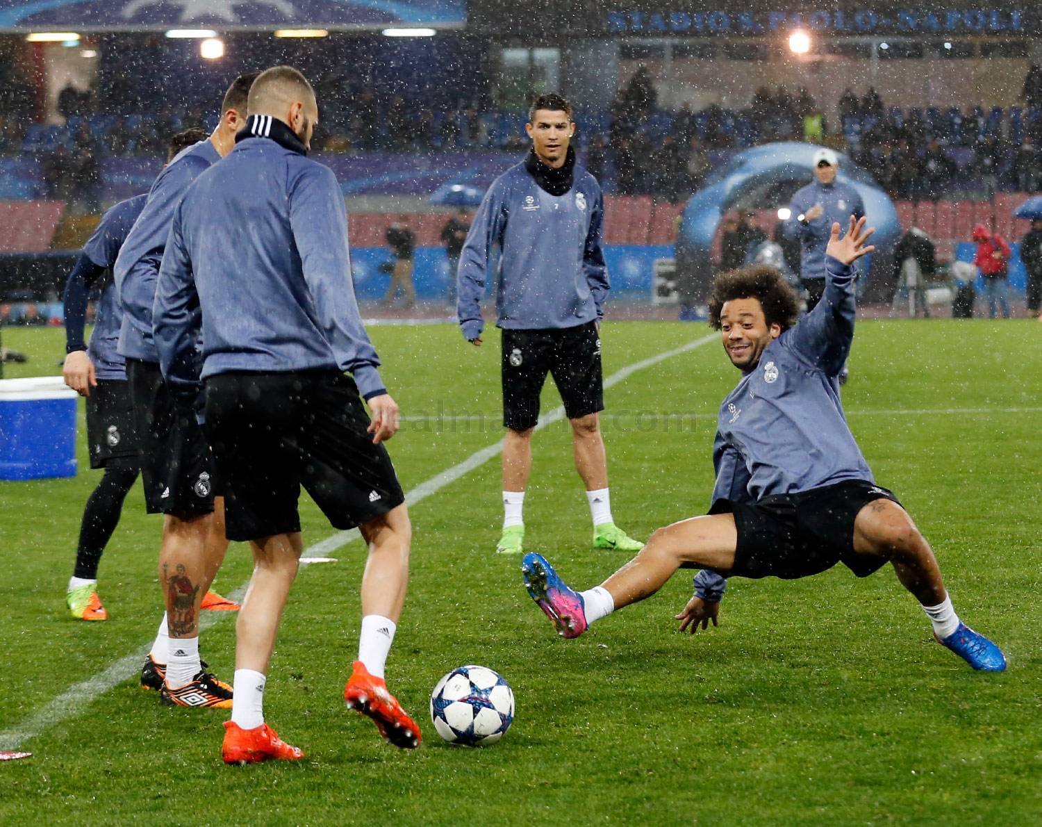 Cơn mưa không làm nản lòng các cầu thủ Real.