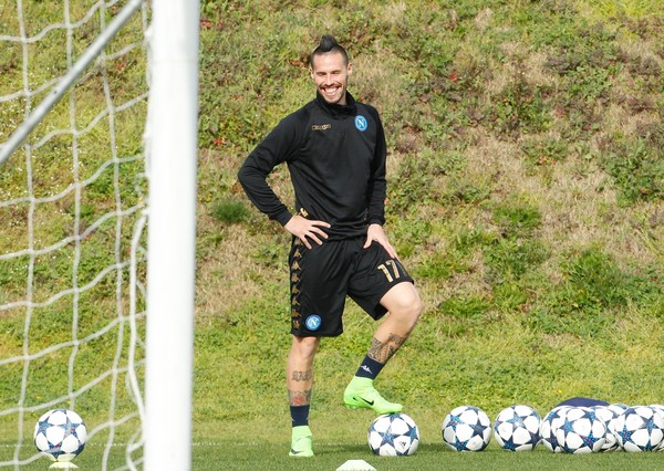 Anh tỏ ra rất thoải mái trên sân tập.