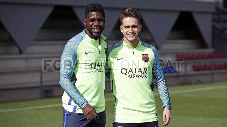 Dennis Suarez và Samuel Umtiti tạo dáng trước ống kính.
