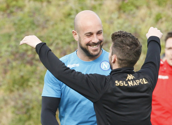 Pepe Reina cũng không giấu được nụ cười vui tươi.