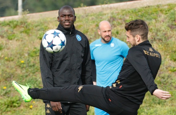 Các cầu thủ khởi động với bóng.