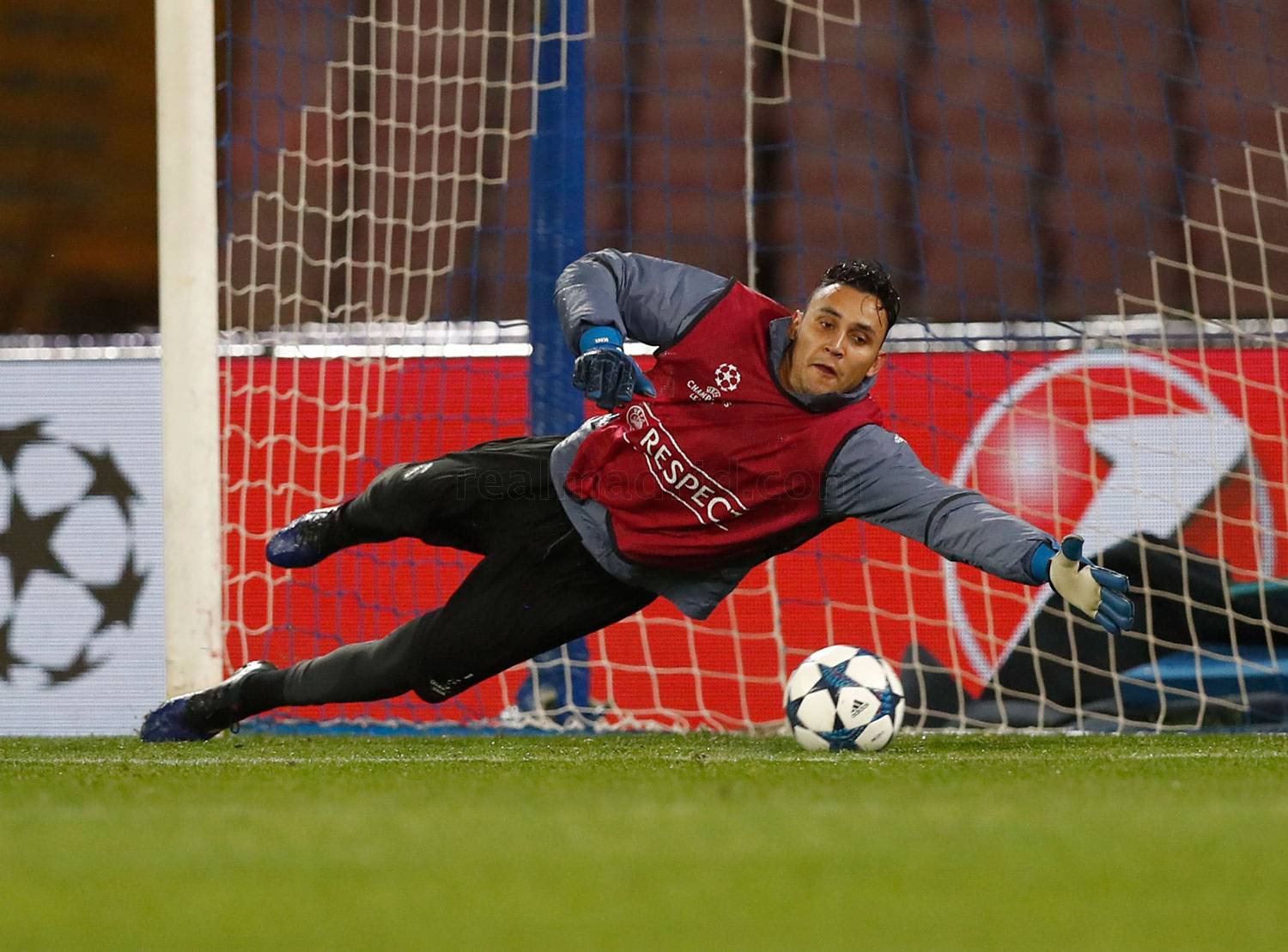 Trời mưa khiến Keylor Navas gặp khá nhiều khó khăn.
