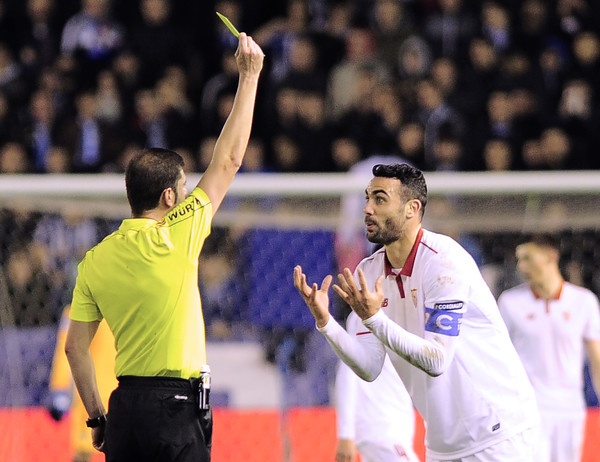 Đội trưởng đội khách phải nhận thẻ vàng.