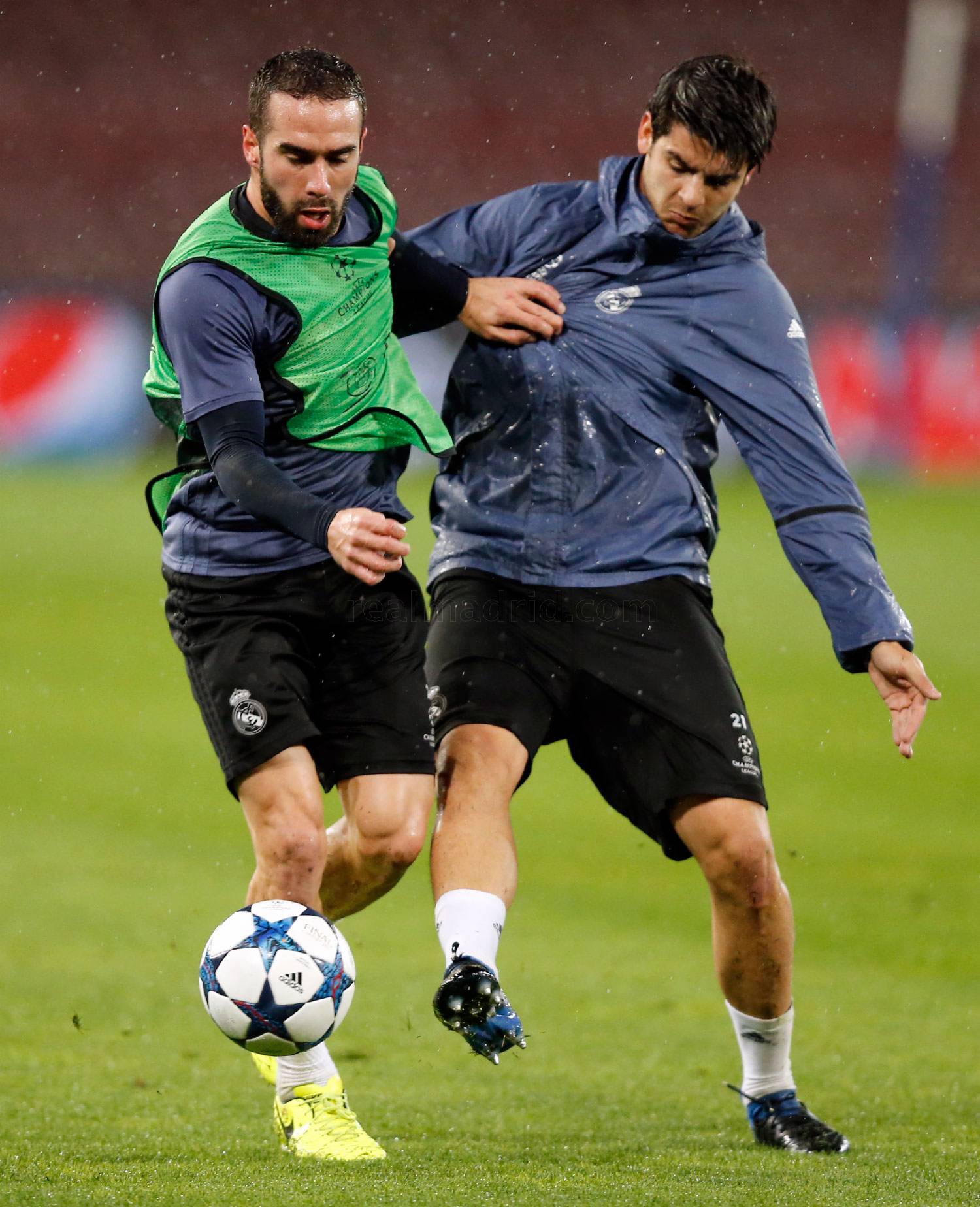 Các cầu thủ thi đấu đối kháng với nhau.