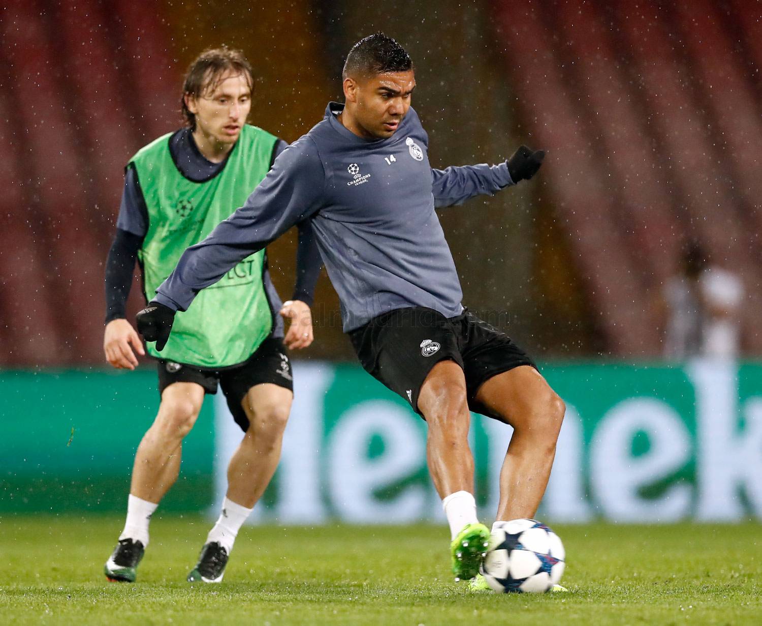 Cơn mưa diễn ra suốt trong buổi tập.