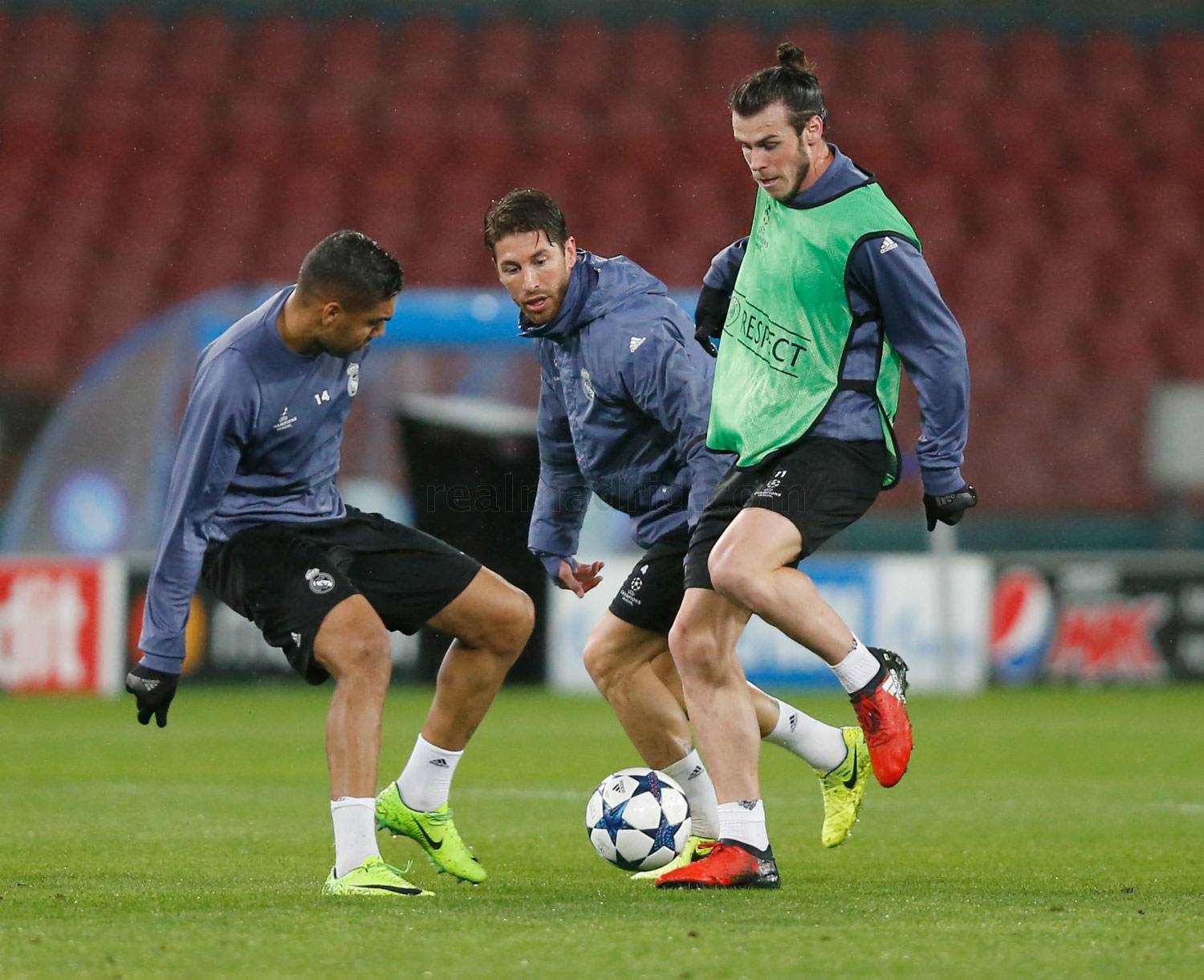 Ramos và Casemiro kết hợp để truy cản Bale.