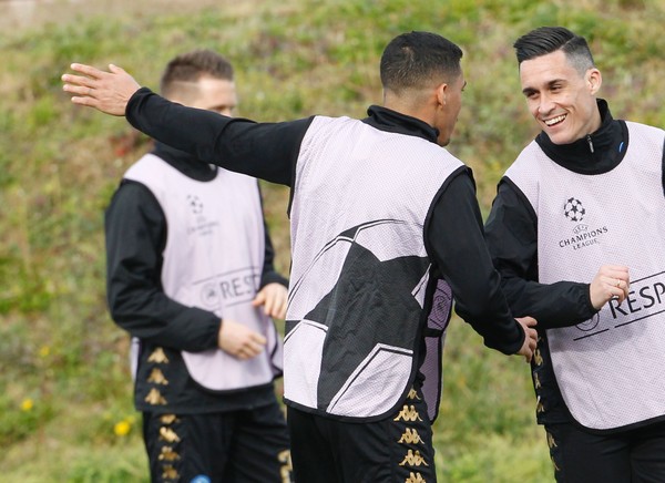 Bầu không khí trên sân rất vui vẻ.