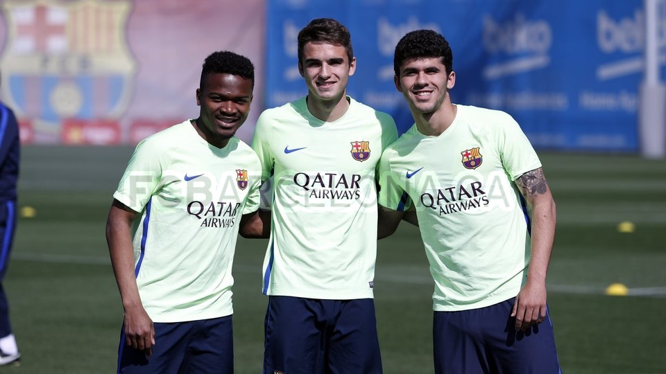 Các cầu thủ trẻ được đôn lên tập luyện với đàn anh.