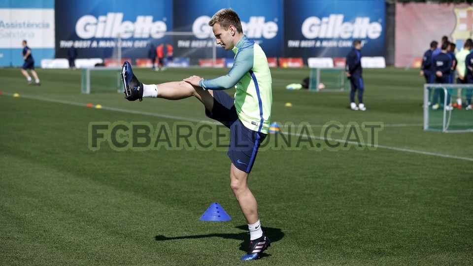 Ivan Rakitic thực hiện bài căng cơ.