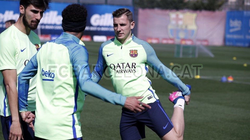 Lucas Digne đang khởi động.