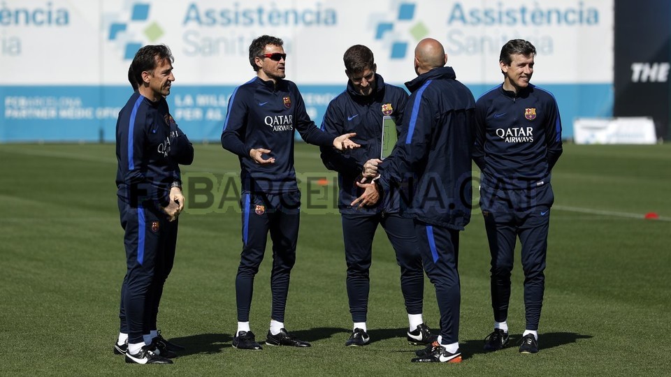 BHL cũng không giấu được niềm vui trên khuôn mặt.