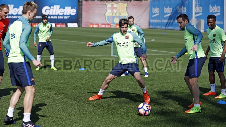 'Người hùng' bị các đồng đội vờn trong trò chơi đá ma.