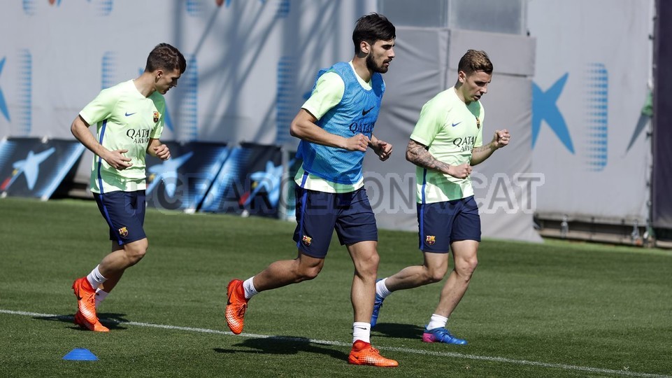 Những cầu thủ dự bị nỗ lực tập luyện.