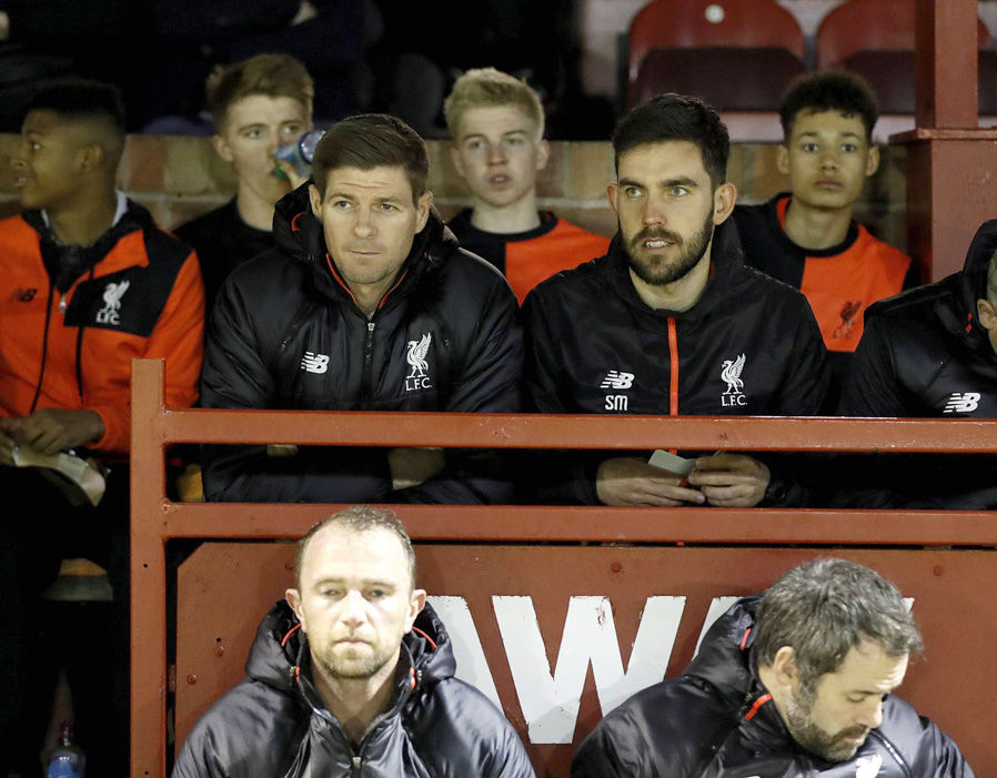 Gerrard theo dõi trận đấu trên băng ghế huấn luyện.