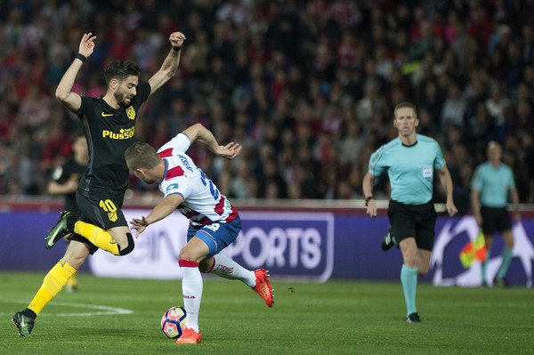 Carrasco được đẩy lên đá cặp tiền đạo với Griezmann.