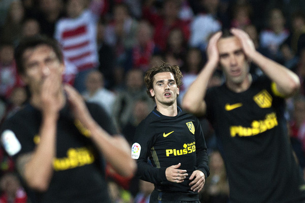 Các cầu thủ đội khách tiếc nuối khi bỏ lỡ cơ hội.