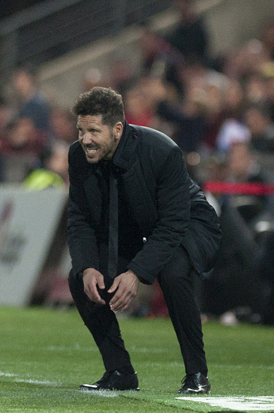 HLV Diego Simeone lo lắng bên ngoài đường biên.