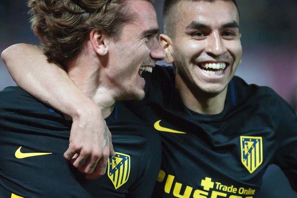 Một cú đánh đầu điệu nghệ của Griezmann.