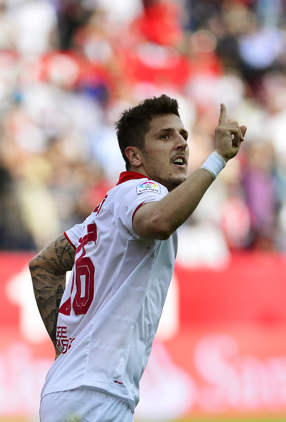 Jovetic cân bằng tỷ số ở gần cuối hiệp một.