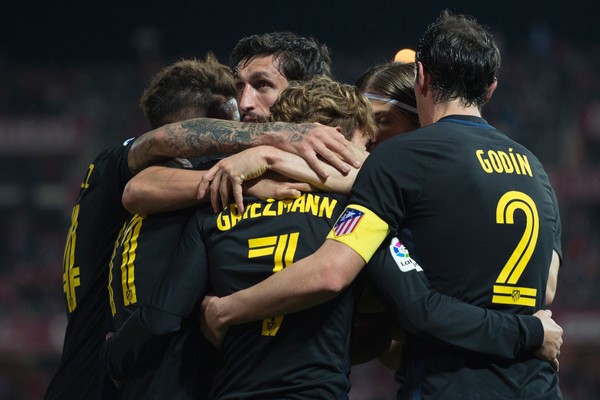 Các cầu thủ Atletico ăn mừng.