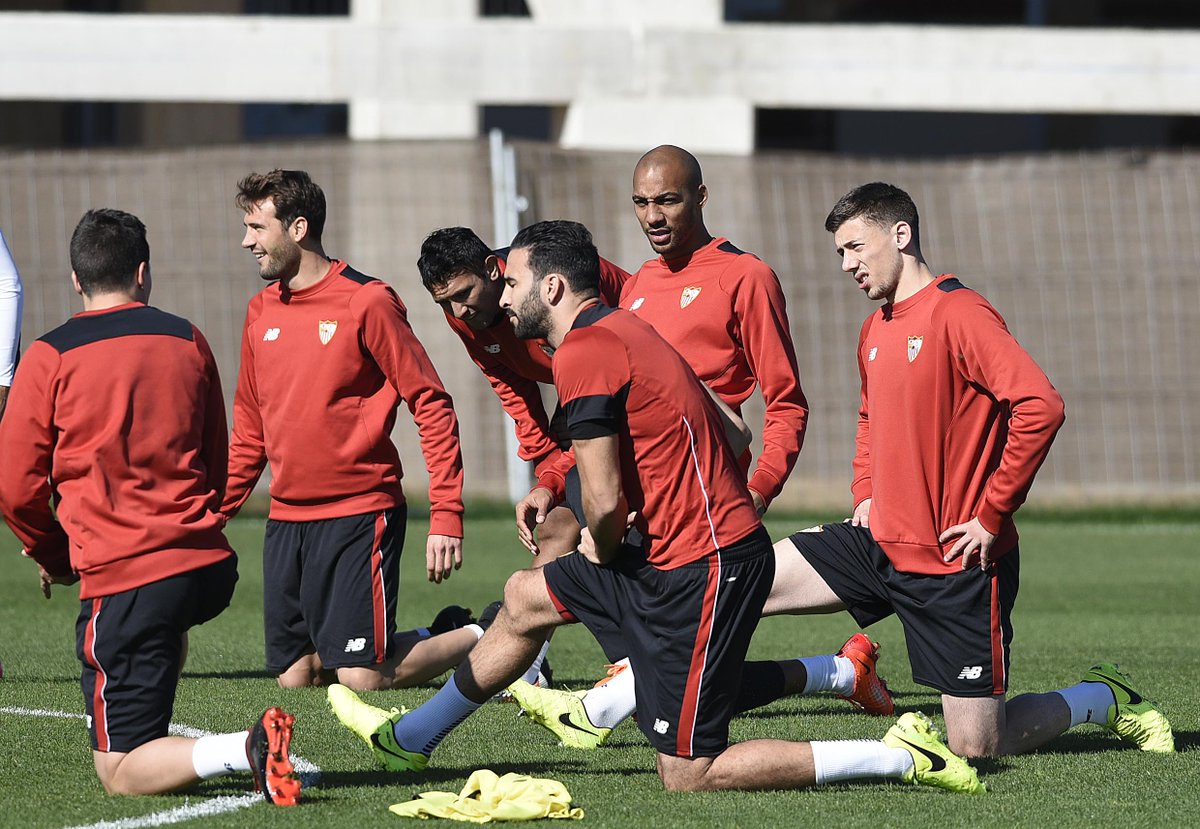 Các cầu thủ Sevilla tập nhẹ trước khi hành quân sang đất Anh.