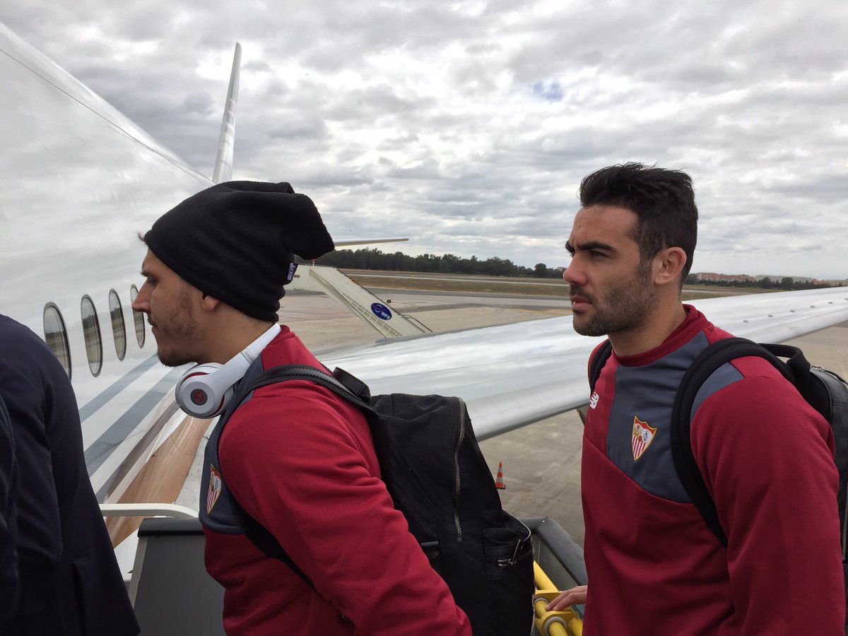 Họ có chuyến bay ngay sau đó.