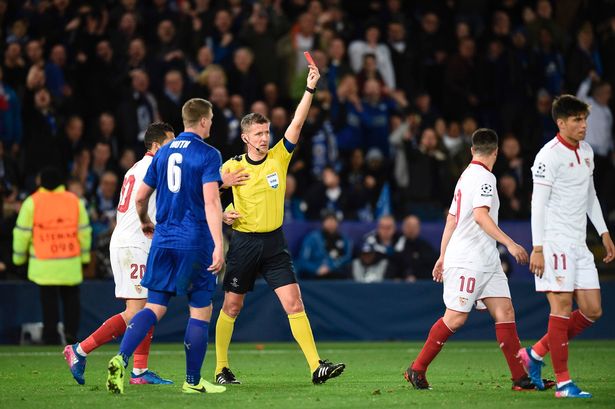 Anh phải nhận thẻ vàng thứ hai rời sân.