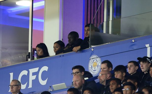 Kante trở về chứng kiến đồng đội thi đấu.