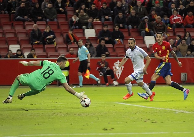 Vitolo nhân đôi cách biệt ở cuối hiệp một.