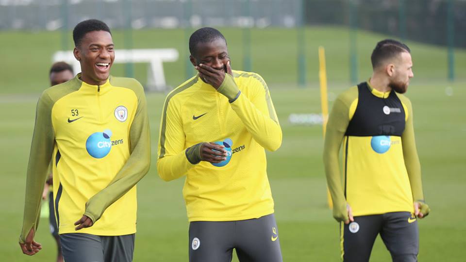 Yaya Toure cười vui vẻ trên sân tập.