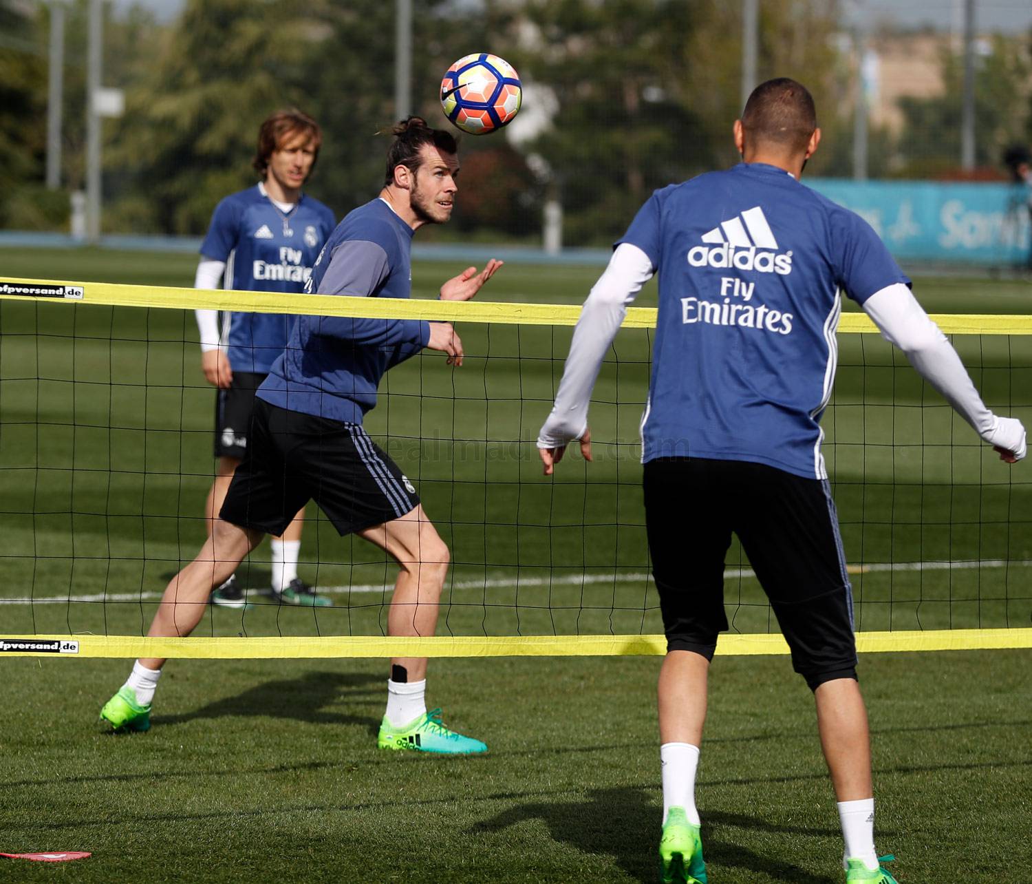 Gareth Bale trổ tài trên sân tập.