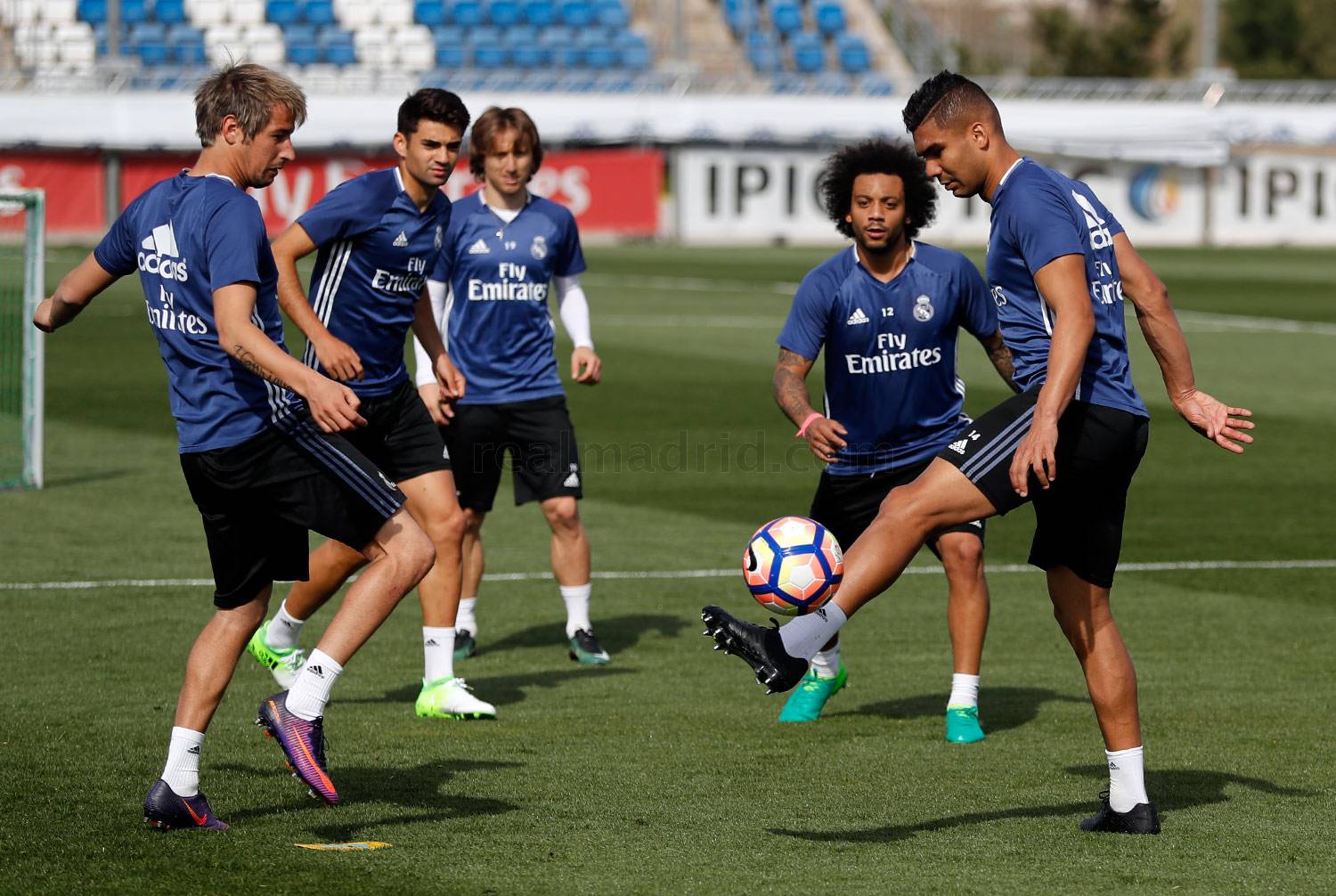 Các cầu thủ thực hiện bài tập nhẹ với bóng.