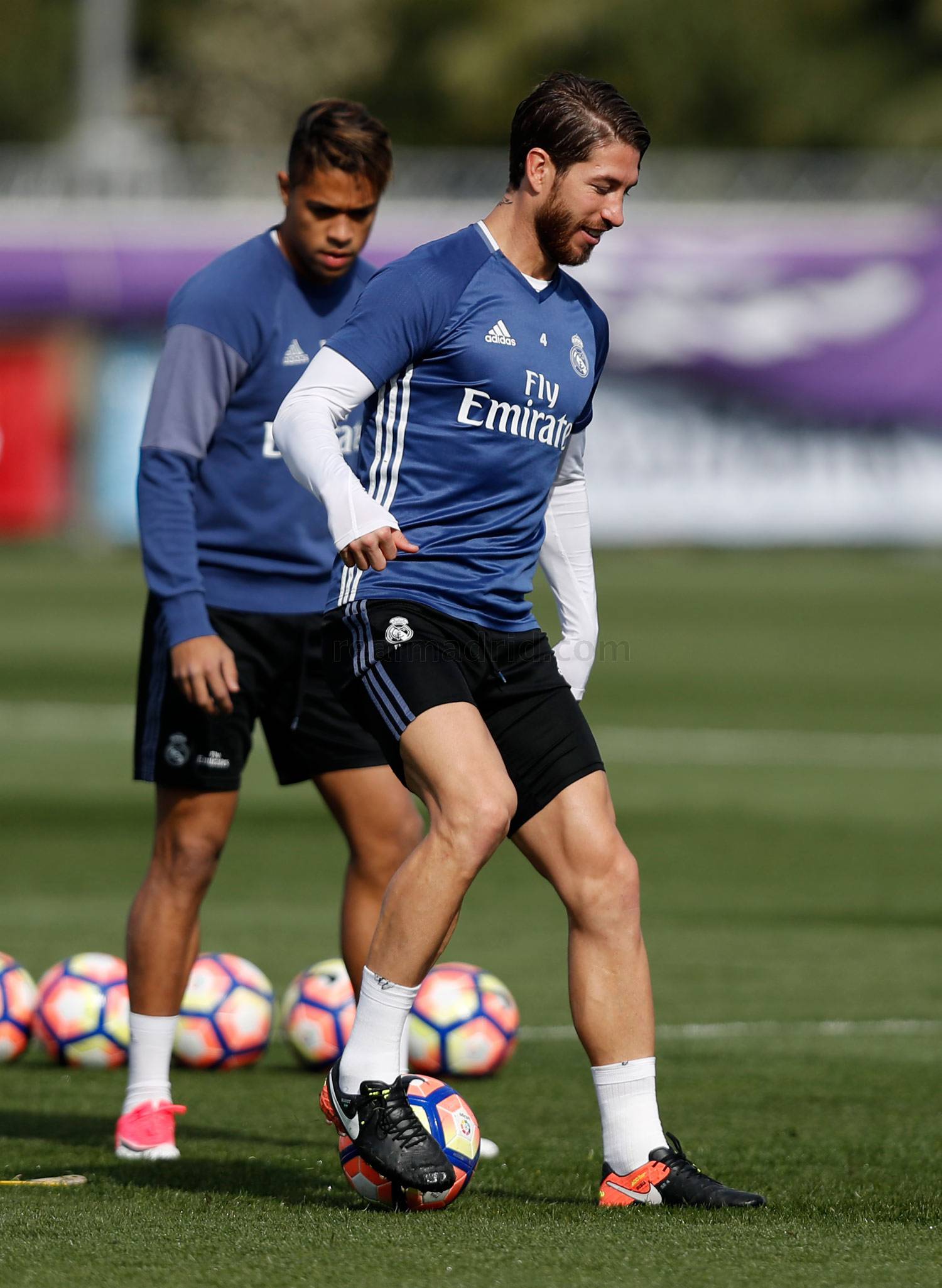 Sergio Ramos bảnh bao trên sân tập.