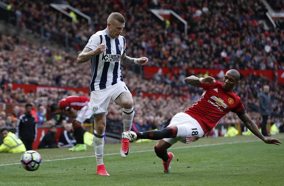 Ashley Young được đá chính ngay từ đầu.