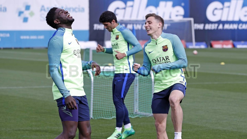 Bộ đôi người Pháp cười sảng khoái trên sân tập.