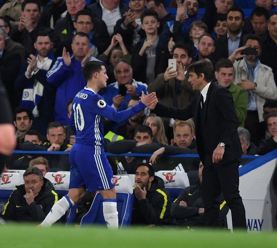 Cái bắt tay giữa hai nhân tố cực kỳ quan trọng của Chelsea.