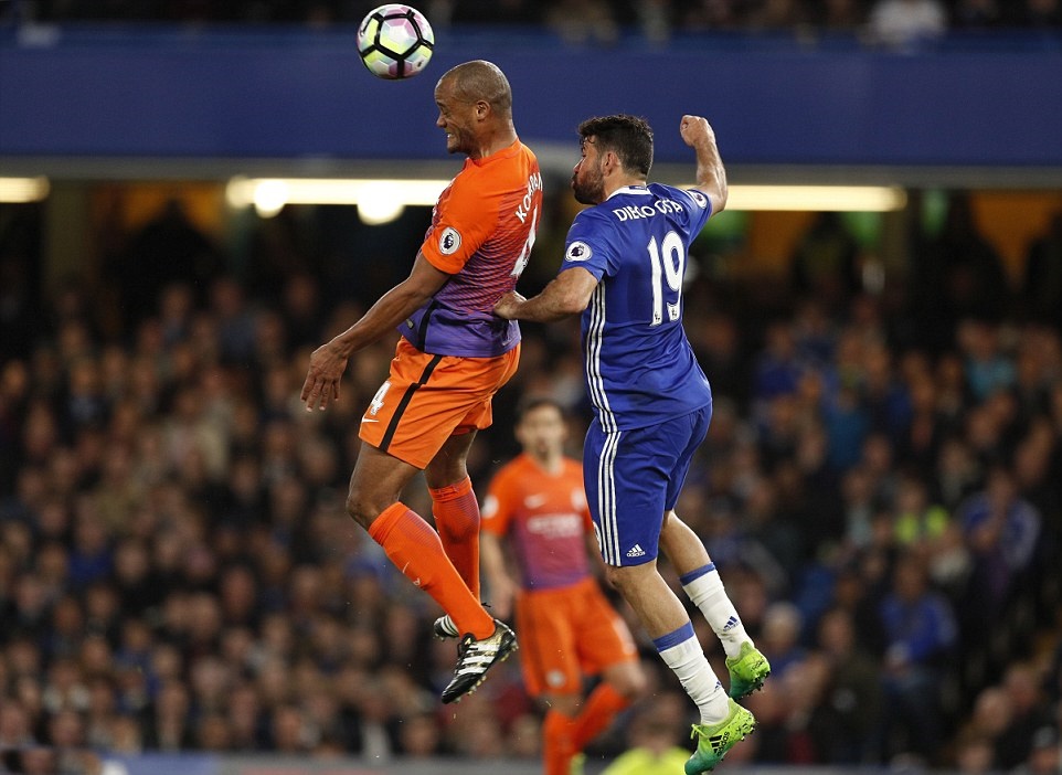 Pha tranh chấp giữa Kompany và Diego Costa.