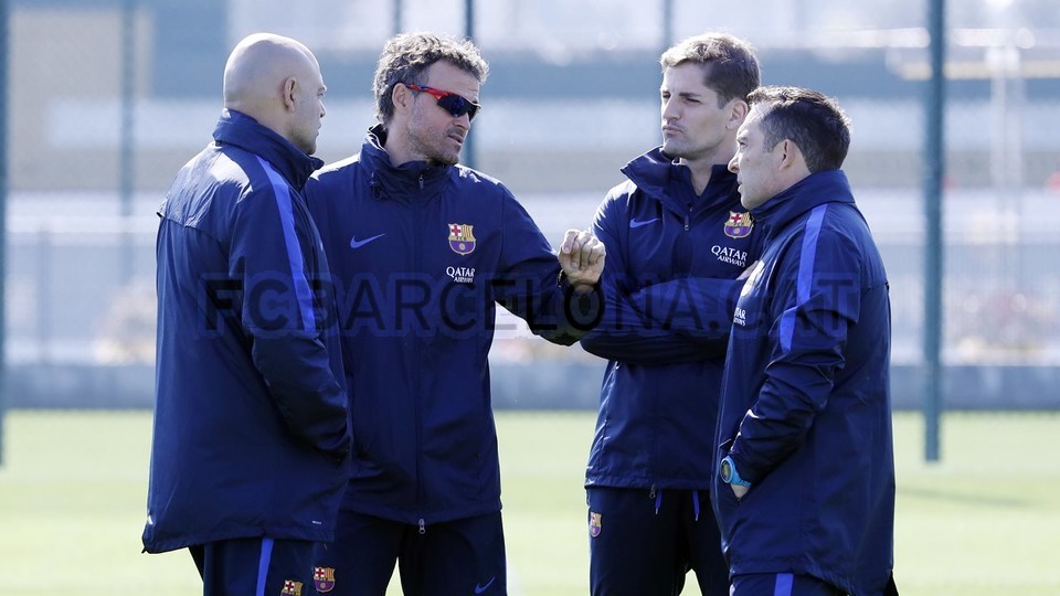 BHL đội bóng đang hội ý cùng nhau.