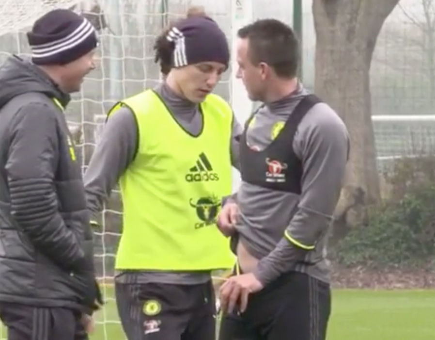 Lợi dụng lúc John Terry không chú ý.