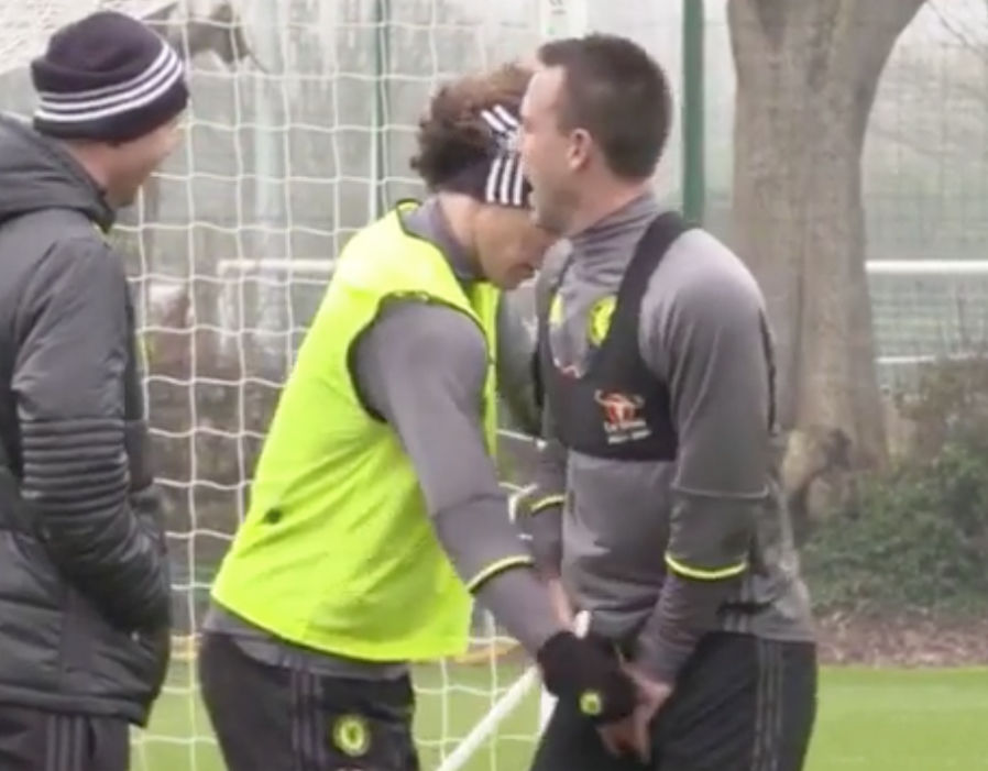 David Luiz đã tấn công vào 'chổ hiểm' của đội trưởng The Blues.