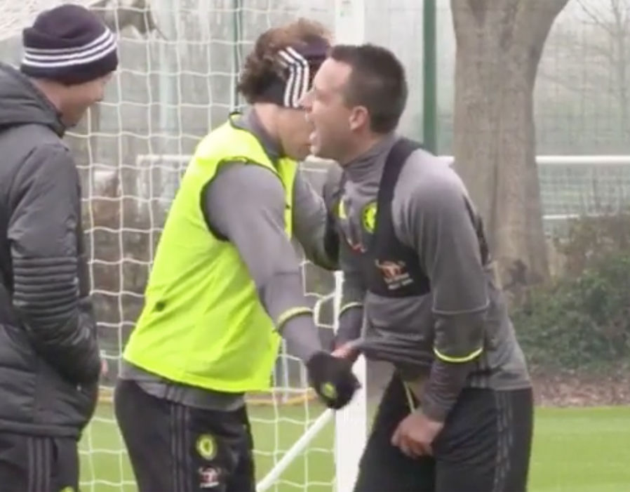 Thủ quân của Chelsea khá bất ngờ trước trò đùa của người đồng đội.