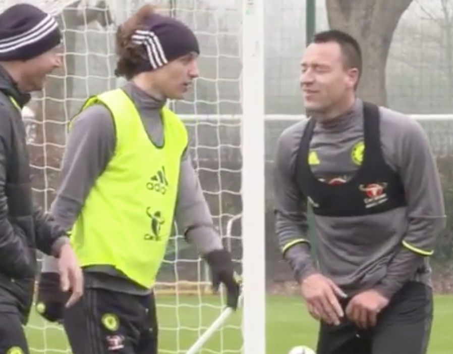 David Luiz tấn công chổ hiểm của John Terry - Bóng Đá