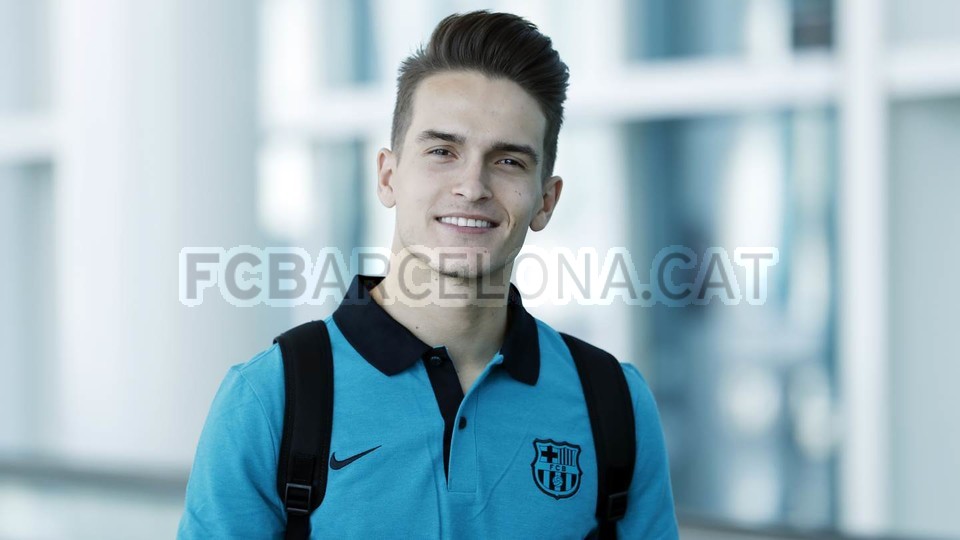 Dennis Suarez cười tưoi trước ống kính.