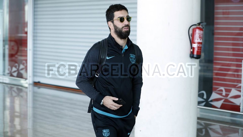 Arda Turan mặc dù chấn thương nhưng vẫn qua Italia cùng đồng đội.